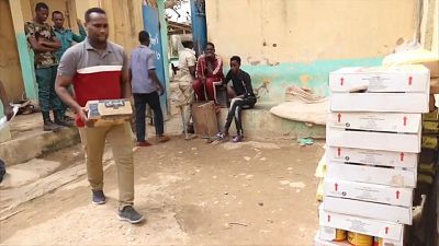 Distribution de repas à la prison de Baidoa