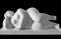 Escultura yacente de Fernando Botero presentada en su retrospectiva en Valencia, España