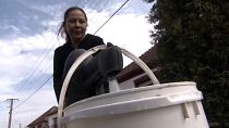Roma-Mädchen beim Wasserholen
