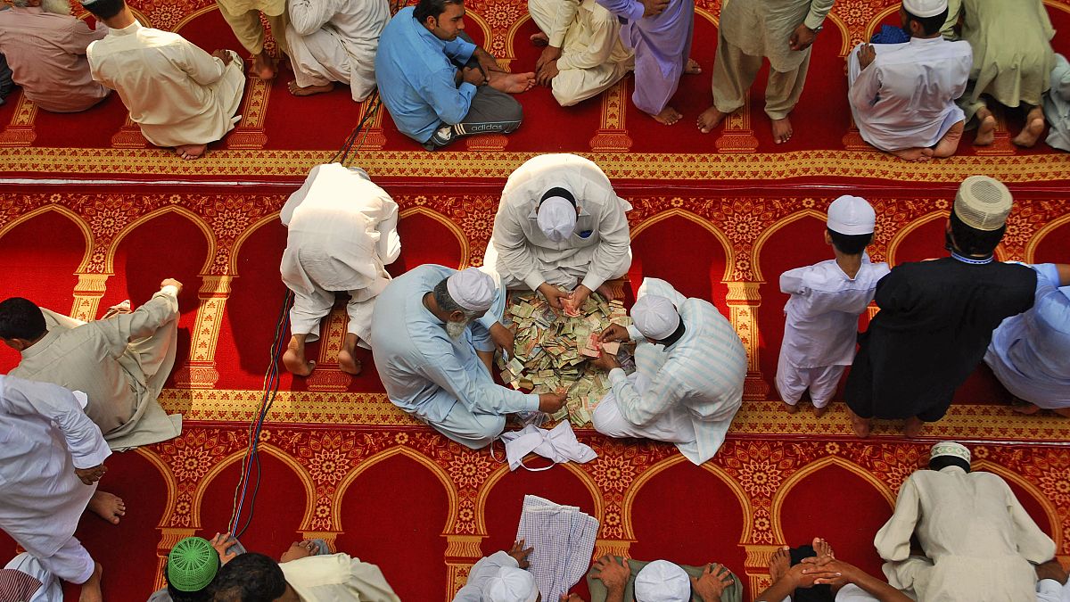 باكستانيون يجمعون التبرعات بعد الصلاة في إحد الجوامع - أرشيف