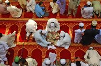 باكستانيون يجمعون التبرعات بعد الصلاة في إحد الجوامع - أرشيف