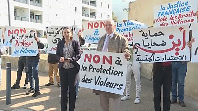 مظاهرة أمام السفارة الفرنسية بالرباط تنديداً بقرار قاضي التحقيق الإفراج عن جاك بوتييه
