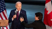 Le président américain Joe Biden, porte un toast avec le Premier ministre Justin Trudeau lors d'un dîner officiel à Ottawa, 24 mars 2023.