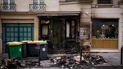 La manifestación de este jueves contra la reforma de las pensiones en París se vio empañada por la destrucción de mobiliario urbano y de escaparates comerciales.