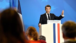 Le président français Emmanuel Macron s'exprime lors d'une conférence de presse au sommet de l'UE à Bruxelles, 24 mars 2023.