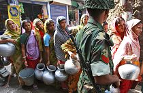 Ivóvízért sorban álló asszonyok Bangladesben 2010-ben