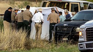يحقق المسؤولون في مكان العثور على مهاجرين محاصرين في عربة قطار  في أوفالدي، تكساس، 24 مارس 2023.
