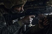 A 28. brigád egyik ukrán katonája a Donyecki területen lévő Bakhmut közelében, Ukrajnában
