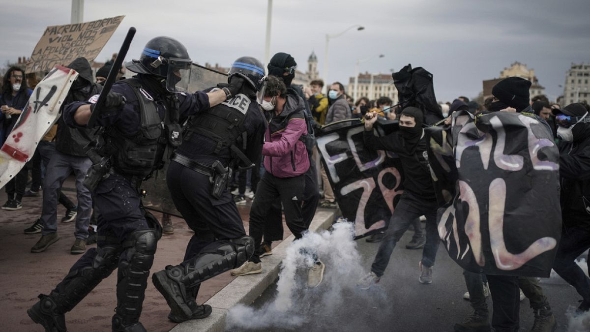 اشتبك الشرطة مع متظاهرين في ليون، فرنسا، 23 مارس 2023.