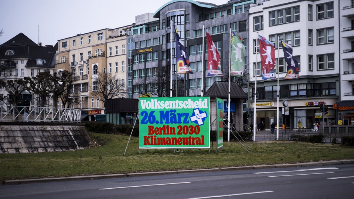 Une affiche sur laquelle on peut lire : "Référendum 26 mars. - Oui - Berlin 2030 climatiquement neutre." le long d'une rue de Berlin, jeudi 23 mars 2023.