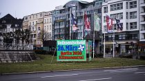 Une affiche sur laquelle on peut lire : "Référendum 26 mars. - Oui - Berlin 2030 climatiquement neutre." le long d'une rue de Berlin, jeudi 23 mars 2023.