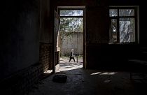 Une fille marche à l'école le premier jour de l'année scolaire, à Kaboul, en Afghanistan, le samedi 25 mars 2023.
