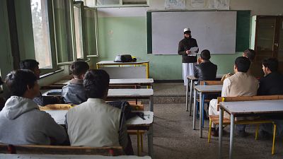 Alunos de regresso à escola mas sem as colegas no ensino secundário afegão