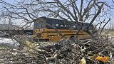 Ein Bus fährt in der Stadt Silver City, im Bundesstaat Mississippi, an Trümmern vorbei