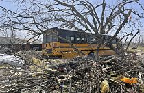 Ein Bus fährt in der Stadt Silver City, im Bundesstaat Mississippi, an Trümmern vorbei