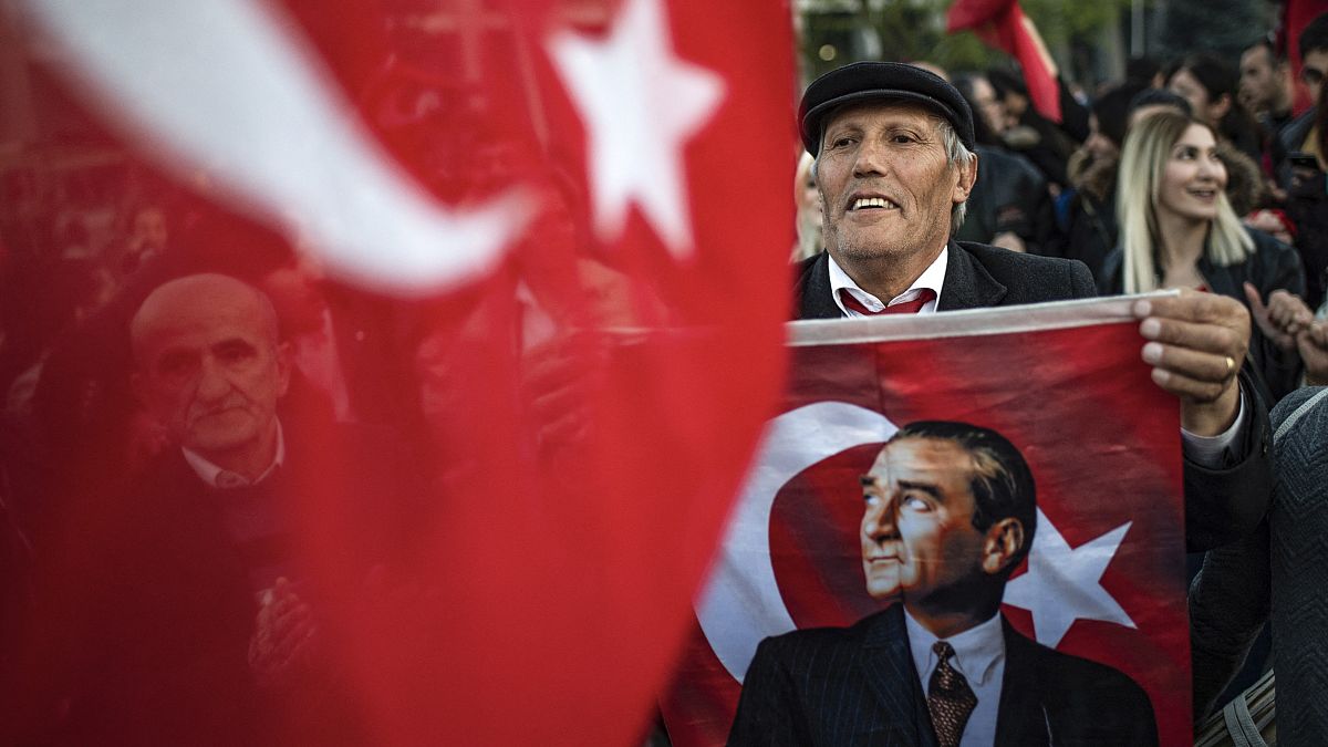 Türkiye 14 Mayıs 2023 seçimlerine hazırlanırken araştırma firmaları anket sonuçlarını açıklıyor.