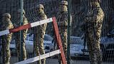 Azeri askerler Laçın koridoru kontrol noktasında (arşiv)