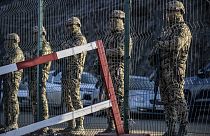 Azeri askerler Laçın koridoru kontrol noktasında (arşiv)