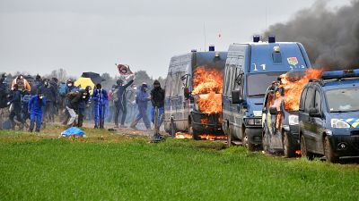 Brennende Polizeiautos im Westen von Frankreich