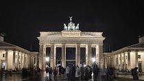 Das Brandenburger Tor in Berlin kurz vor dem Abschalten der Beleuchtung, 25. März 2023 