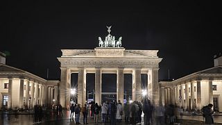 Das Brandenburger Tor in Berlin kurz vor dem Abschalten der Beleuchtung, 25. März 2023