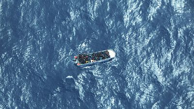 Barco de migrantes no Mediterrâneo