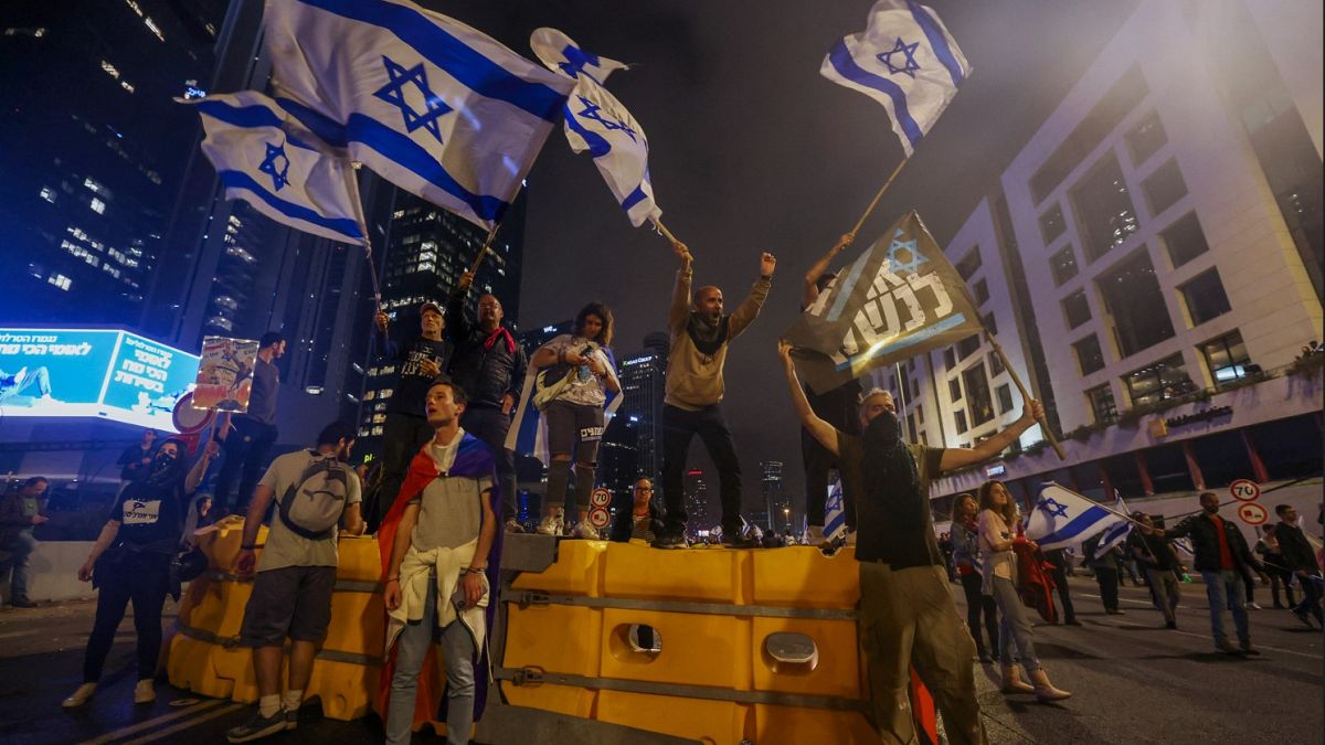 Israelitas exigem o fim da reforma judicial em curso em novo protesto nacional