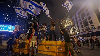 Tüntetők Tel-Aviv utcáin