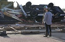 Residentes no estado do Mississipi olham, incrédulos, para o amontoado de destroços deixado pelos tornados