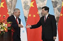  وزير خارجية هندوراس إدواردو إنريكي رينا غارسيا، يسار، ووزير الخارجية الصيني تشين قانغ بعد إقامة العلاقات الدبلوماسية بين البلدين، بكين، 26 مارس 2023