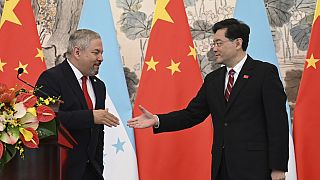 وزير خارجية هندوراس إدواردو إنريكي رينا غارسيا، يسار، ووزير الخارجية الصيني تشين قانغ بعد إقامة العلاقات الدبلوماسية بين البلدين، بكين، 26 مارس 2023