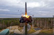 A képen egy Yars interkontinentális ballisztikus rakéta látható orosz nukleáris rakétatesztelés közben 
