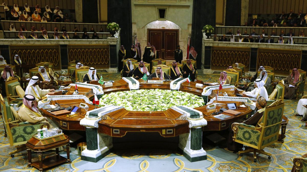 الملك سلمان، وسط، يترأس القمة الأربعين لمجلس التعاون الخليجي في الرياض، السعودية، 10 ديسمبر 2019