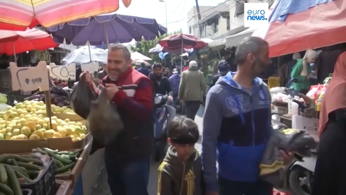 Libaneses comprando en un mercado. 