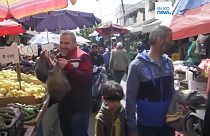 Libaneses comprando en un mercado.