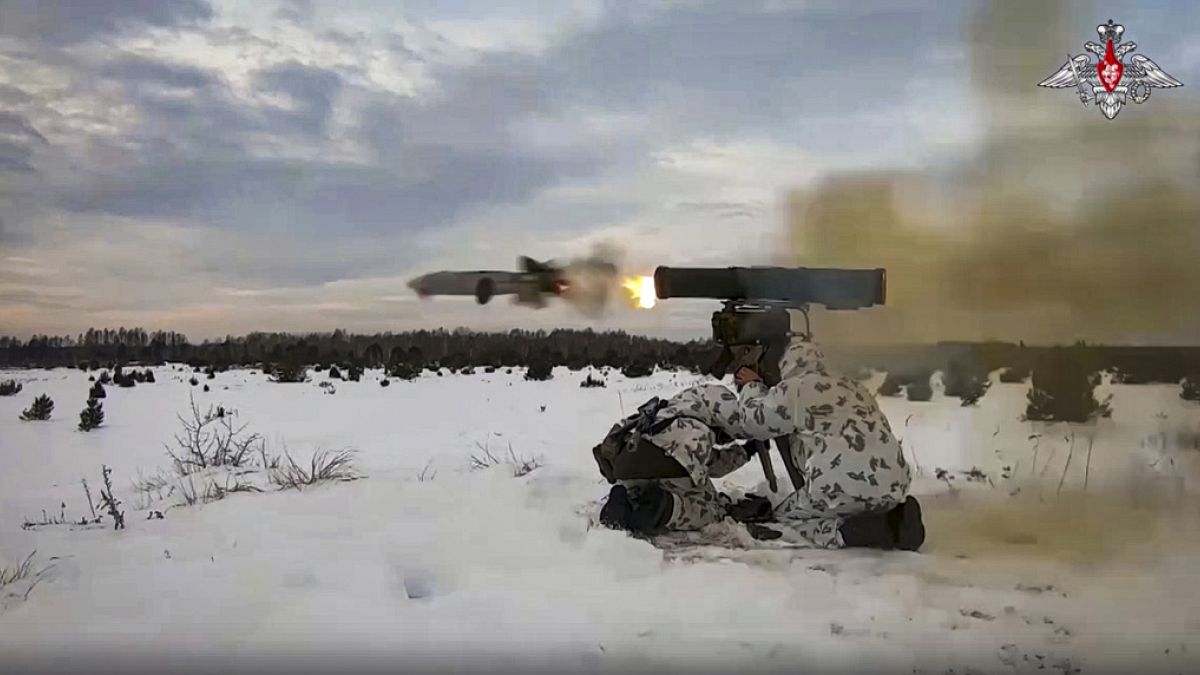 Orosz katona indít rakétát egy belarusz hadgyakorlaton