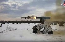 Orosz katona indít rakétát egy belarusz hadgyakorlaton
