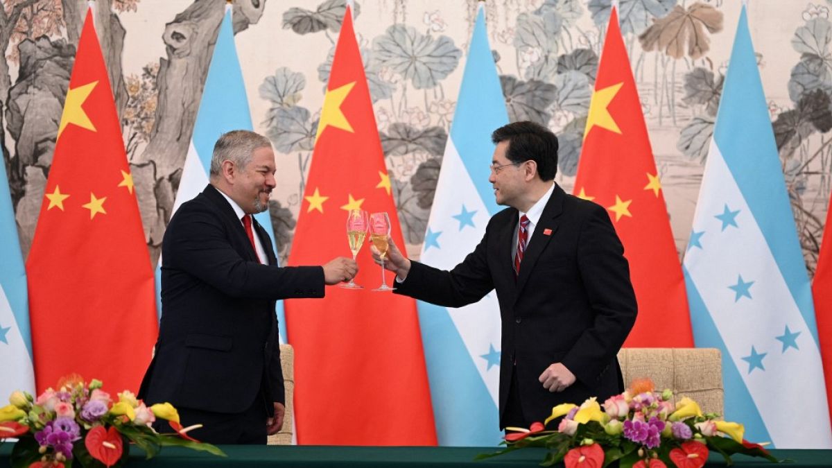 Çinli Bakan Çin Gang ile Honduraslı mevkidaşı Eduardo Reina, diplomatik ilişkilerin kurulmasına ilişkin ortak bildiriyi Pekin'de imzaladı