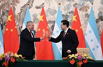 Çinli Bakan Çin Gang ile Honduraslı mevkidaşı Eduardo Reina, diplomatik ilişkilerin kurulmasına ilişkin ortak bildiriyi Pekin'de imzaladı