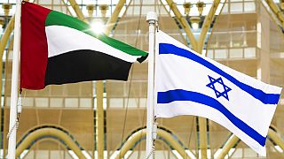 العلمان الإماراتي والإسرائيلي في معرض إكسبو 2020 في دبي، الإمارات العربية المتحدة، 31 يناير 2022