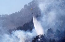 Tűzoltó-helikopter a spanyolországi erdőtűz helyszínén