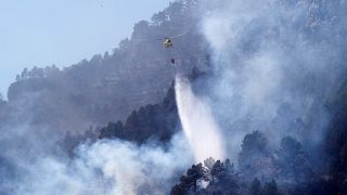 Tűzoltó-helikopter a spanyolországi erdőtűz helyszínén