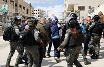 فلسطينيون يشتبكون مع قوات الأمن الإسرائيلية في بلدة حوارة بالضفة الغربية