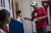 Un hombre con una camiseta con la imagen de Ernesto 'Che' Guevara se prepara para votar en un colegio electoral en La Habana, Cuba, el domingo 26 de marzo de 2023.