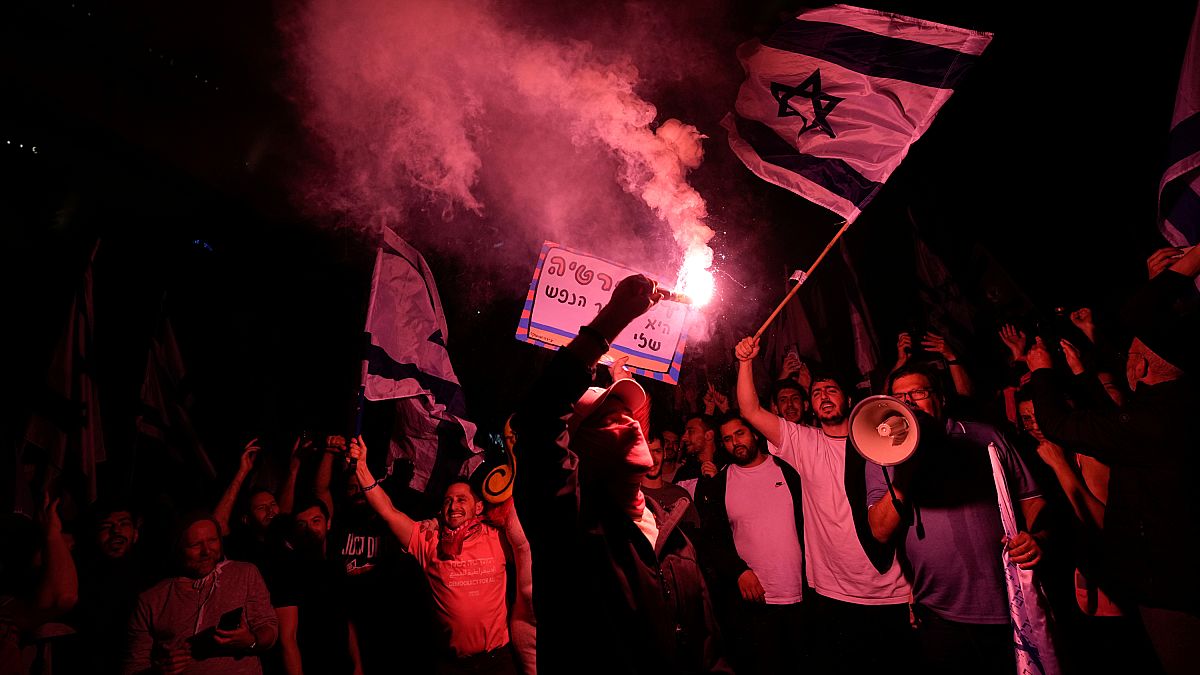 En Tel Aviv, los manifestantes bloquearon una de las principales autopistas y encendieron grandes hogueras.