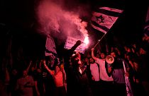En Tel Aviv, los manifestantes bloquearon una de las principales autopistas y encendieron grandes hogueras.