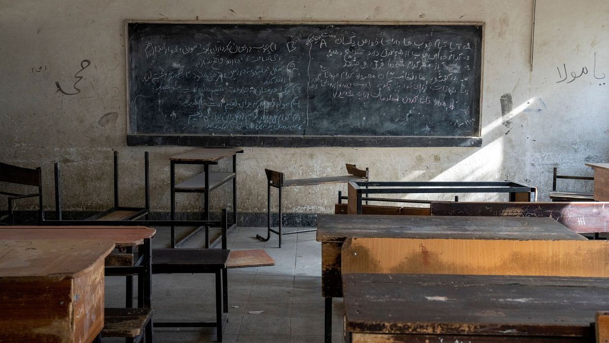 یک کلاس درس که قبلا برای دختران استفاده می‌شد، در کابل، افغانستان، پنجشنبه، ۲۲ دسامبر ۲۰۲۲ خالی است.