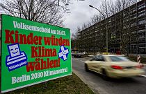 Cartaz da campanha pelo "Sim" à neutralidade carbónica em Berlim em 2030