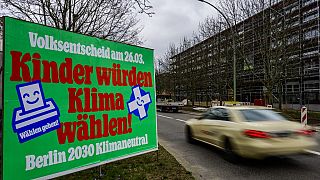 Cartaz da campanha pelo "Sim" à neutralidade carbónica em Berlim em 2030
