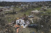 Escombros esparcidos alrededor de las casas dañadas por el tornado, el domingo 26 de marzo de 2023, en Rolling Fork, Misisipi.